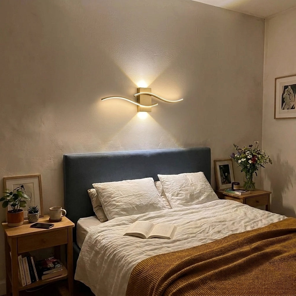 Applique murale salon LED, design moderne et simple - applique vague doree au dessus du lit #or
