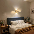 Applique murale salon LED, design moderne et simple - applique vague doree au dessus du lit #or