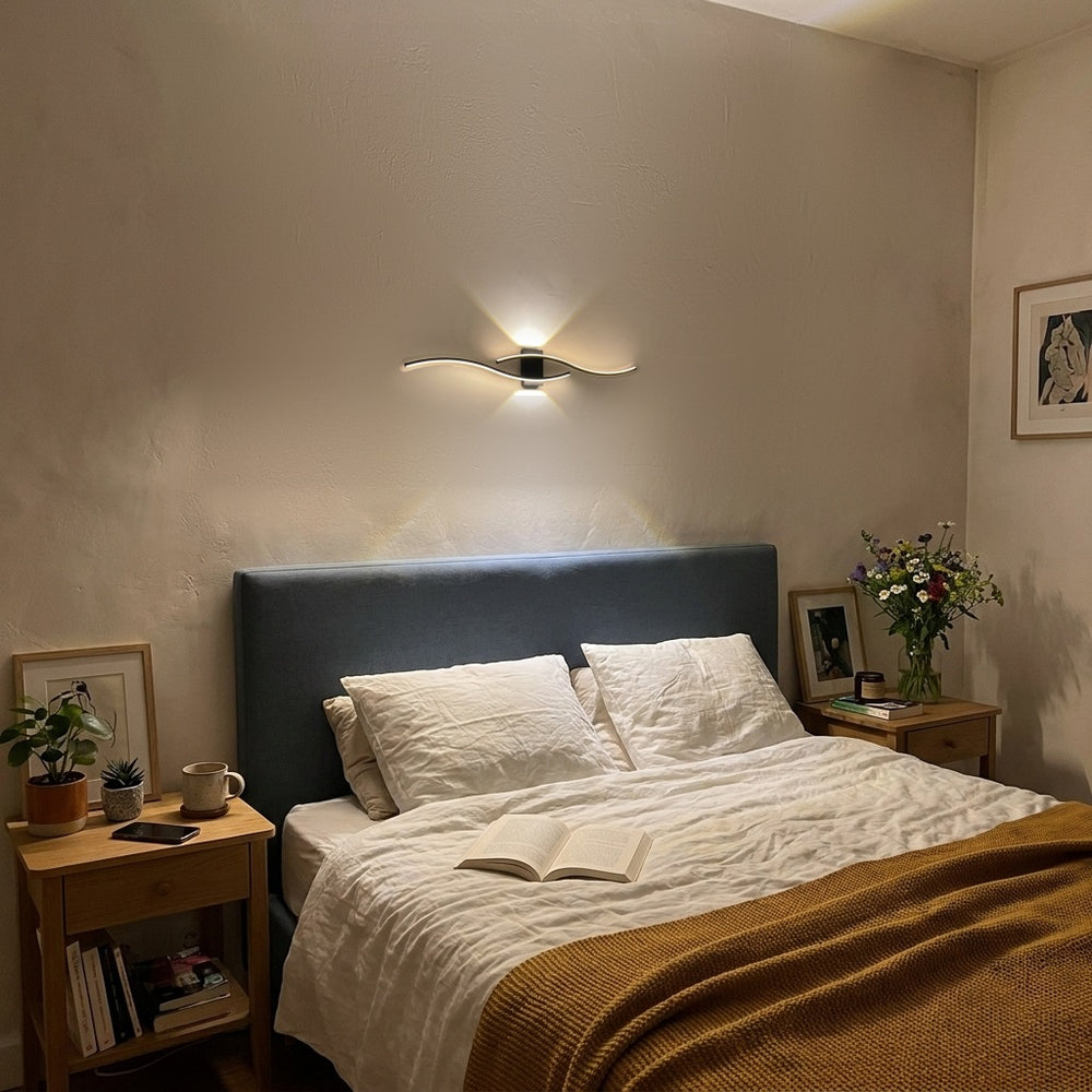 Applique murale salon LED, design moderne et simple - applique vague noire au dessus du lit #noir