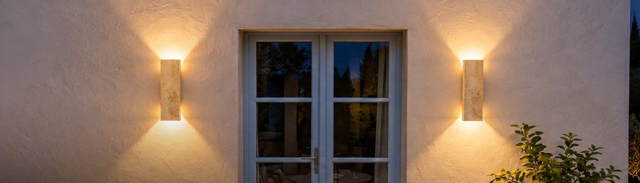 Wandleuchte für innen und außen aus Travertin, LED 18 W, allumée le soir