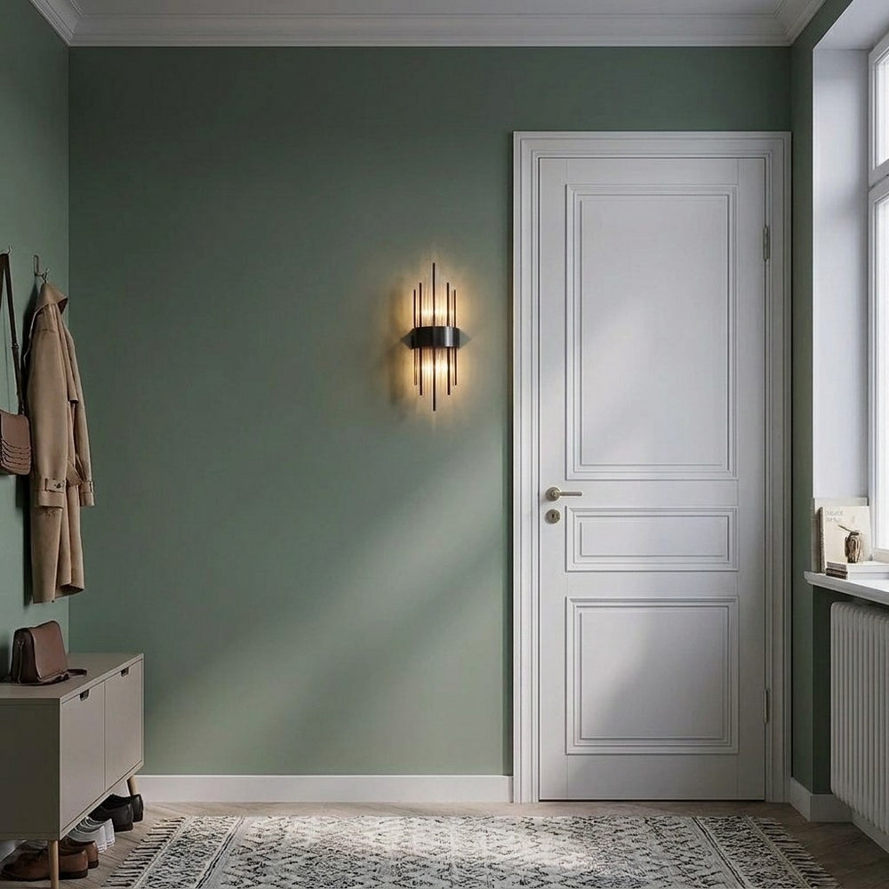 Applique cristal noire dans une entrée vert sauge à côté de la porte #noir-petit-modele
