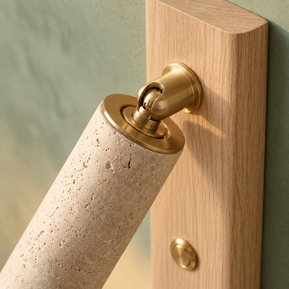 Applique murale liseuse travertin et bois, tête orientable - lio c gros plan matiere #bois-clair
