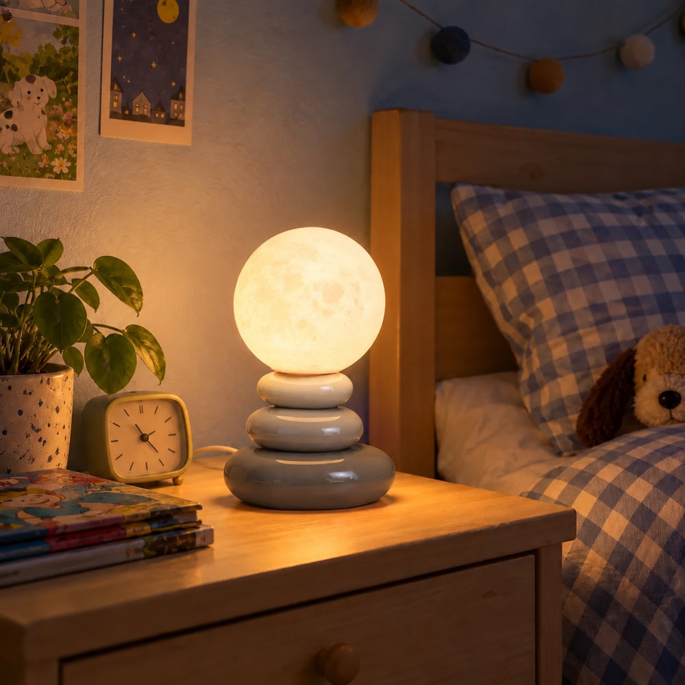 Lampe à poser galets empilés en céramique grise, globe effet lune #gris