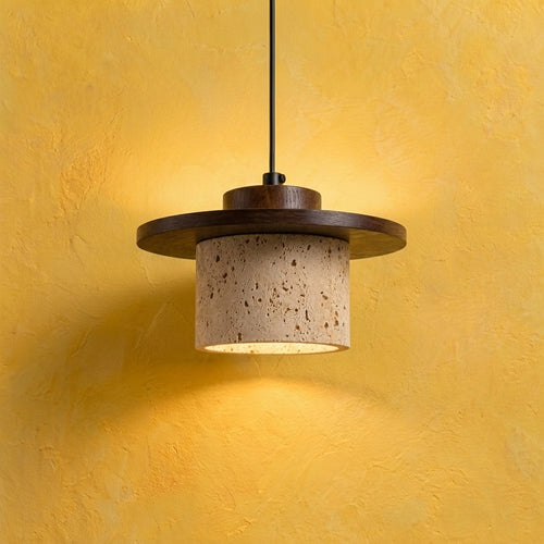 Suspension salon travertin et bois, salle à manger, Ø 20 cm - suspension disque bois mur jaune