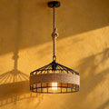 Suspension salon corde et métal noir, style industriel Ø 30 cm - suspension grange devant un mur jaune