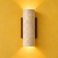 Applique murale chambre travertin et bois, style vintage - tessa 01 applique travertin allumee mur jaune